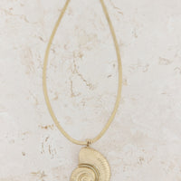 Twirl Shell Necklace Gold