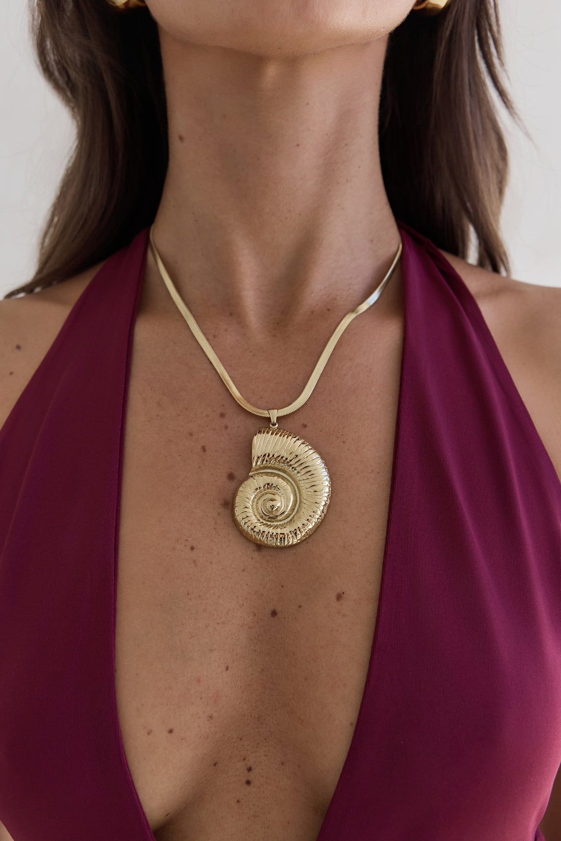 Twirl Shell Necklace Gold