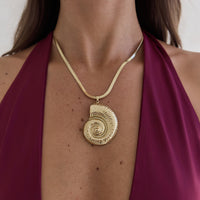 Twirl Shell Necklace Gold
